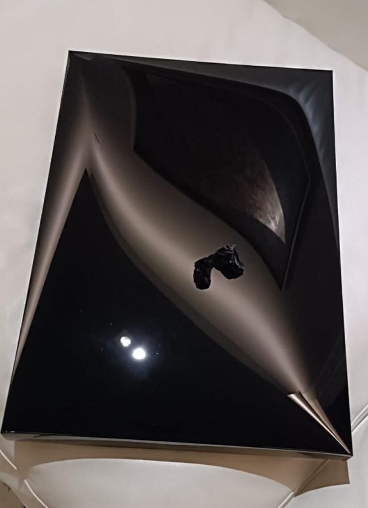 Inchiostro e Ossidiana del Brasile su Lexan. 